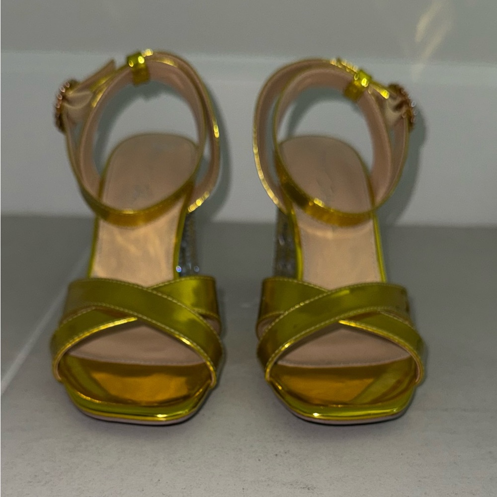Glamorous Gold and Silver Women's Heels Betsy Johnson Size 7 - Picture 4 of 7